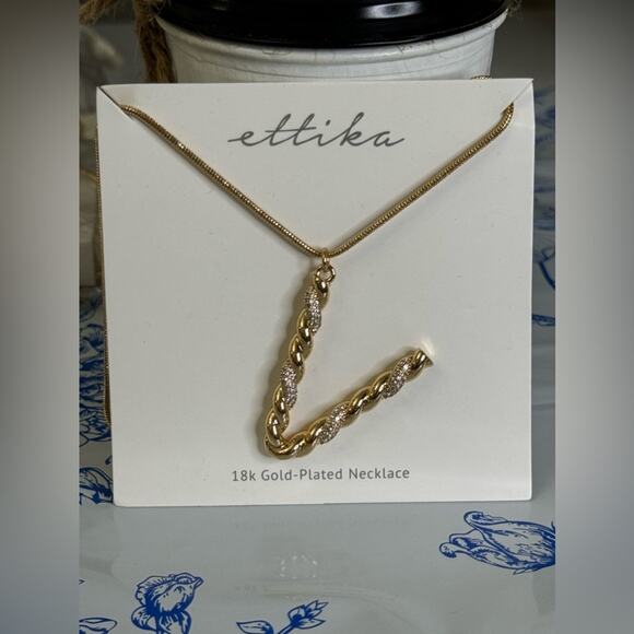 New ~ ETTIKA Letter “V”
18K Goldplated & Cubic Zirconia Initial Pendant … - Picture 1 of 4